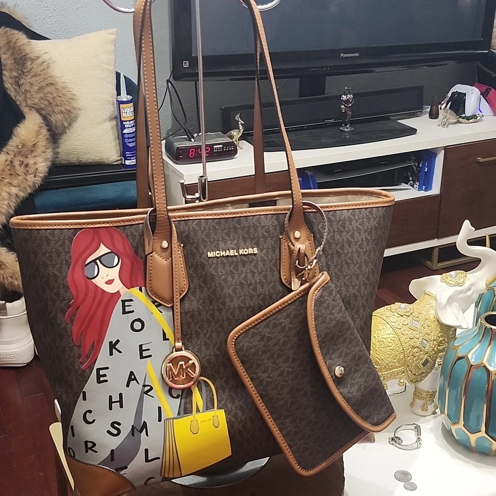 Micheal Kors Eva Leather Tote W/Pouch EUC - Picture 6 of 16